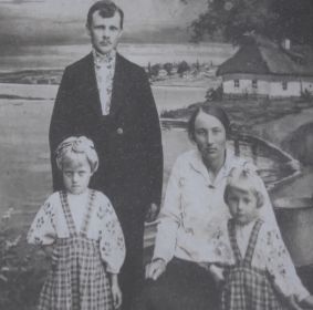 С родителями и сестрой