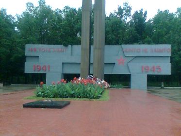 Мемориал в Атаманском лесу.