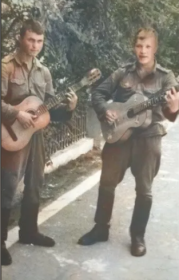 Его сын Борис( справа ) , 1946 г.р. Мы служили с ним в одной роте в/ч 01256 Карачухур , Азербайджан