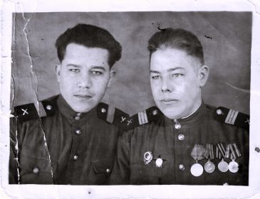 Надпись на обороте фотографии: "На память от Пети. Фотографировался - г. Волковыск, 6 февраля 1949 года, с другом Лёшей Литвяк, 1925 года".
