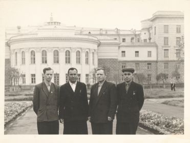 Арсентьев Алексей Павлович в Новгороде с товарищами