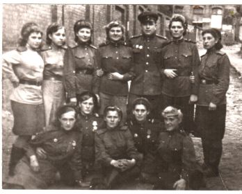 Берлин июнь1945 года, фото после победы, слева внизу с краю сидит моя бабушка Губарева Анна давыдовна