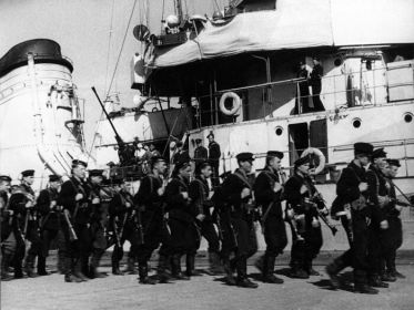 Посадка на транспортные средства десантников 254 бригады морской пехоты 1942 год.