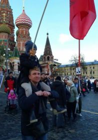 Внук Владимир и правнук Макар на шествии Бессмертного полка