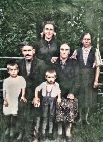 Вместе со своей семьёй и хозяйкой съёмного дома на улице Зелёной