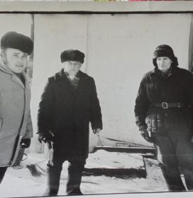 Яков Васильевич(справо) и товарищи по работе.