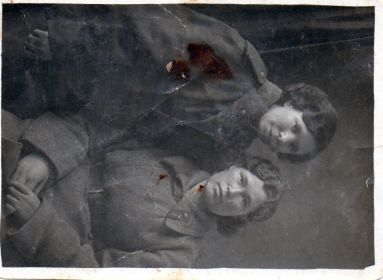 Барышникова Аня и Зина Ерофеева. 8.12.1943 г. Саратов