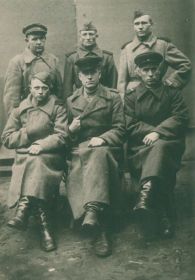 На долгую память родителям. Товарищи по службе: Сорокин М. А., Соценко Ф. И., Калинин П. И., Сафронов В. Н., Кузин К. Г., Голынский В. М.. Фотографировались, находясь в Германии г. Шверин.