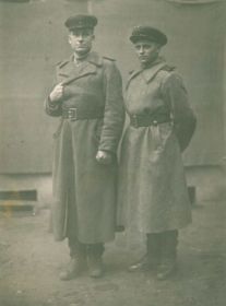 Фотографировались, находясь в Германии г. Шверин, 3.10.1945."