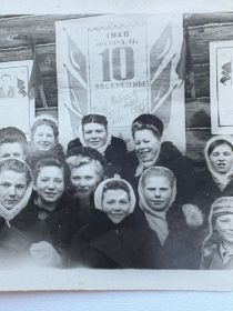 Серова ( Сухова ) Анна Степановна ( 11.12.1927-06.04.1988 ) жена Серова Николая Федоровича. На фото она в середине в нижнем ряду.