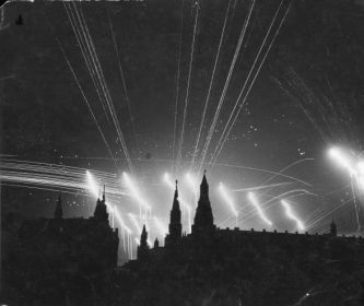 Вид на Кремль во время воздушного авианалёта на Москву 1941 год.