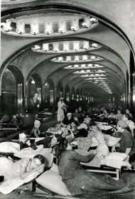 Дети спасаются от бомбардировок на станции метро "Маяковская". Москва, 1941 г.