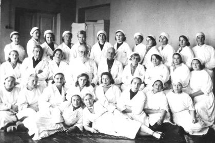 Архиепископ Лука (в миру Валентин Феликсович Войно-Ясенецкий) с персоналом эвакогоспиталя №1515.