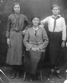 Маленко Валентина Пантелеевна с одноклассницами