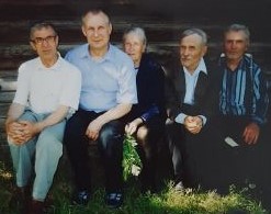 Племянник Лёня (сын брата Сани) и дети Ивана Трофимовича на Троицу в 2005 г.