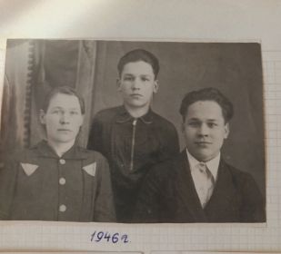 Жена Мария Николаевна в молодости (1910-1994) с  сыновьями (Аркадий (сидят), Леонид (стоит))