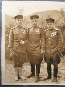 С однополчанами. Имена их мне не известны. Мой дед Богомазов М.В. в центре.
