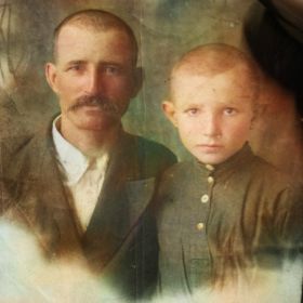 Гвардии рядовой Присяжнюк Павел Лукьянович с сыном Павлом. Киргизская СССР, п. Восток