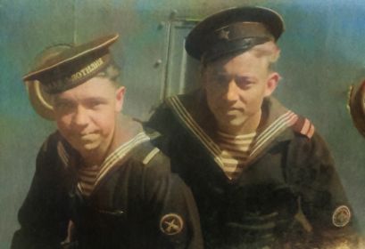 Комендор, старший матрос Солуянов Евгений Михайлович с сослуживцем. Каспийский флот