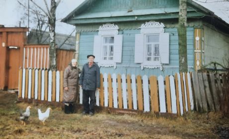 Литвинов Михаил Тихонович с женой, Литвиновой Анной Фёдоровной около своего дома, в с. Денисковичи.