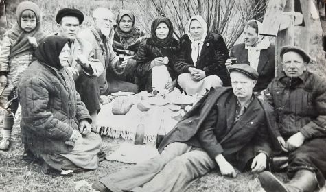 На Радоницу, на кладбище в Денисковичах, слева - Гарницкая (Литвинова) Дарья Тихоновна, её сын Гарницкий Анатолий Павлович. Справа - Литвинов Михаил Тихонович, Литвинова Анна Фёдоровна.