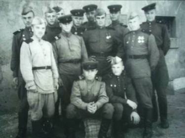 Фото группы воинов 825-го шап ( Б. Красиков в светлой гимнастерке), лето 1943 г.
