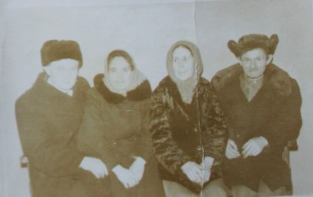 С мужем Василием (справа)