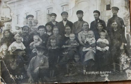 Мать Матрёны Дёмина Марфа (крайняя слева) на Лашманском заводе.