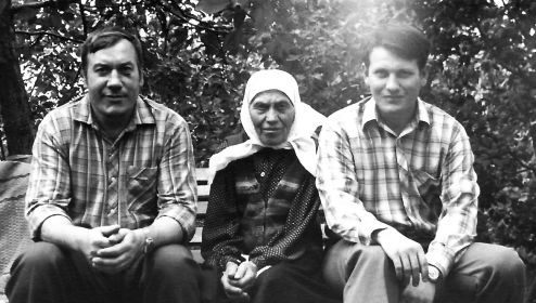 в центре Сафонова А.С., слева сын, Сафонов Иван Анисимович, справа внук - Сафонов Сергей Николаевич.