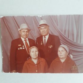 Бареев Мунир Бареевич  (стоит справа) с женой и друзьями.