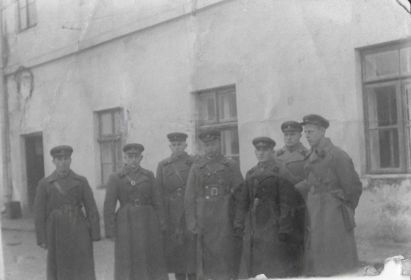 Командиры 10-го мсп 10-й тд (3-й справа Асланов А.А. - будущий дважды Герой Советского Союза, генерал-майор танковых войск).