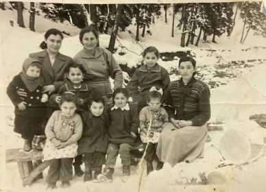 Слева направо: супруга Арусяк вместе с сыном Мануком, сестра Тамара со своей дочкой Сусанной, дочь Зарзанда Айкушка, невестка (брата жена) Тамара. На лавочке: Жанна, Лариса, Света, Амалия