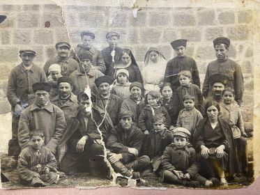 Детство. Зарзанд справа второй, сидит на земле. За ним, через ряд, мама Айкуш с Тамарой и Шаваршем. В правом верхнем углу отец Манук