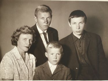 Зинаида Андреевна с тремя сыновьями: Николай (верхний ряд слева), Владимир (верхний ряд справа), Олег (нижний ряд)