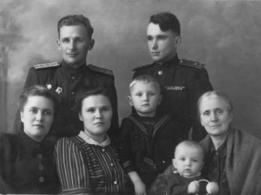 Семейное фото с мужем, его младшим братом Михаилом, сыновьями Владимиром и Евгением и подругами Надежой (слева в нижнем ряду) и Фешей (справа в нижнем ряду) Чижовыми.