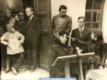 В школе на открытии доски почета на Украине Сосновскому Алексею.  Выступает сестра Елена Васильевна Сосновская