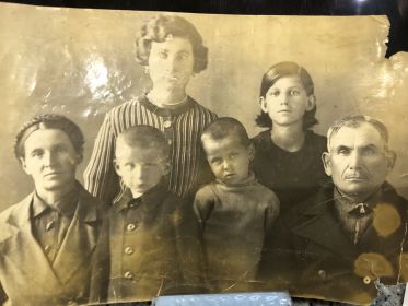 Родители Алексея Сосновского Мария Григорьевна Сосновская и Василий Иванович Сосновский с дочерьми Еленой и Анной, младшим сыном Михаилом и внуком Петром.