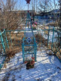 Захоронен на кладбище с. Кыра За