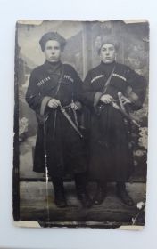 С братом Костенко Михаилом. Фото сделано в 1931 году.