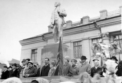 г. Комсомольск , Доколин М.П. в президиуме, демонтрация на 7 ноября, 1960-е годы