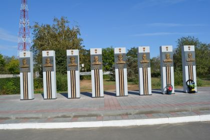 Барельефы Героев СССР. Ахтубинск (2015). Бабичев В.А. (второй слева)
