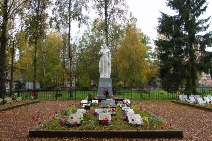 Братское воинское захоронение в г. Кировске.