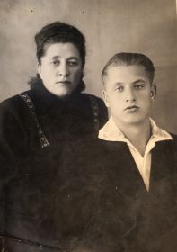 Ольга Кирилловна с сыном Витей (отец моей мамы)
