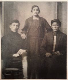 Между братьями (Николай, Ольга и Василий). Медынь, 1927 г.