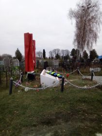 Захоронение: РОССИЯ: Брянская область, Севский муниципальный район, городское поселение город Севск, гражданское кладбище, братское воинское захоронение.