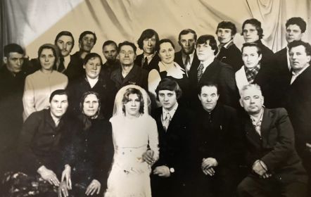 Фотография со свадьбы младшей дочери. (Третий во втором ряду, над невестой)