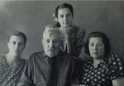 После войны (с отцом, сестрой Олей и дочерью Ниной)