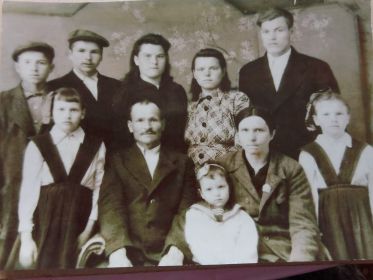 Торовин Николай Петрович со своей семьёй