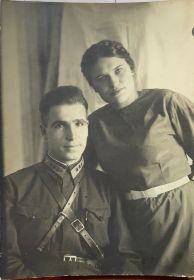 Григорий с любящей женой Марией после росписи, 1941 г.
