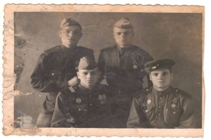 Фото с однополчанами, г. Могилёв, июнь 1946 г.  Однополчане: Петр Гуськов, Алексей Торобцев и Виктор Баев